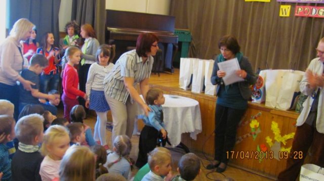 Wręczenie dyplomów dla uczestników.