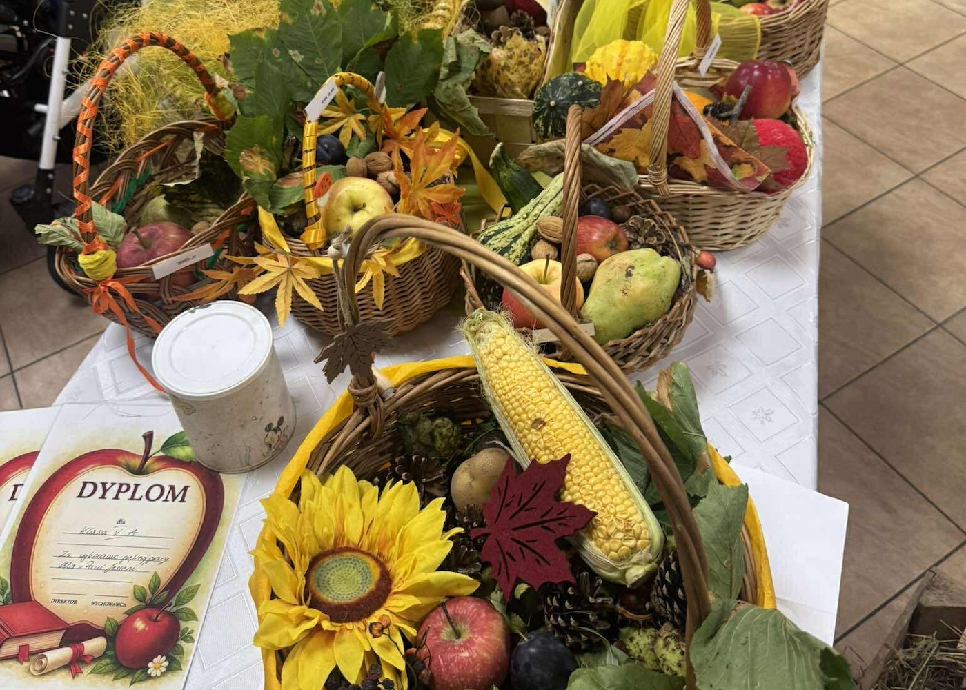 Kosze z jesiennymi przysmakami