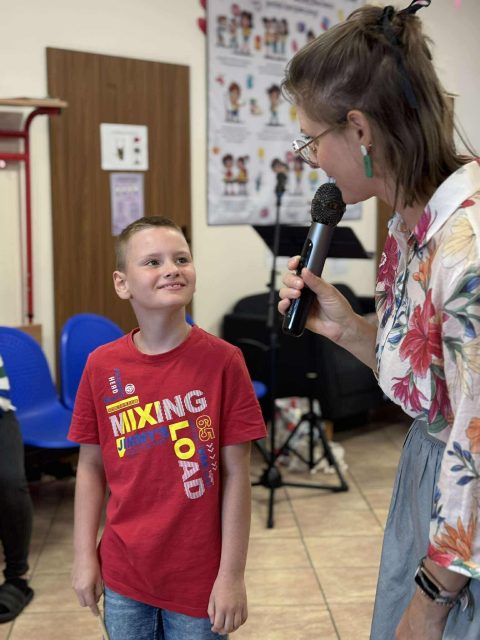 Uczeń biorący udział w spotkaniu z muzyką