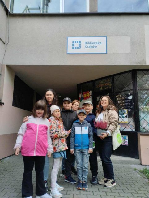 Pamiątkowe zdjęcie przed biblioteką
