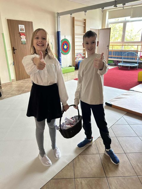 Uczniowe podczas Dnia Edukacji Narodowej