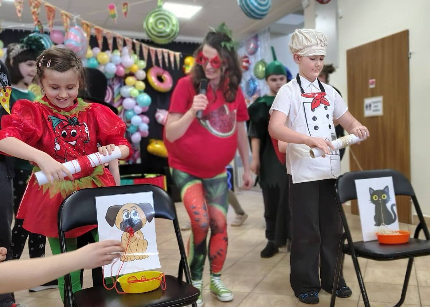 Uczestnicy balu karnawałowego podczas zadania