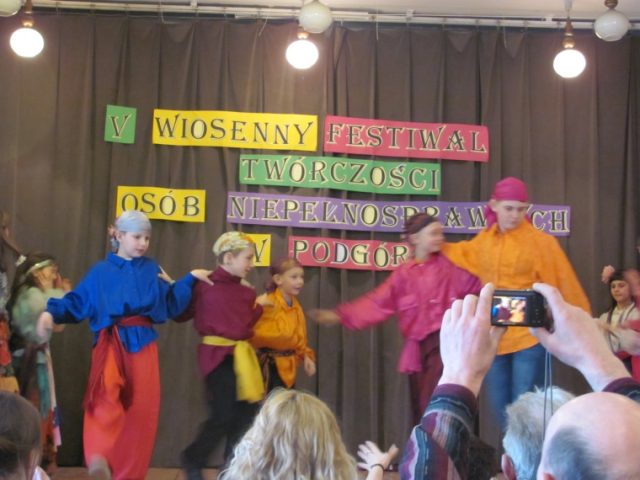 Zespół taneczny ze Specjalnego Ośrodka Szkolno -Wychowawczego dla Dzieci Niesłyszących w Krakowie