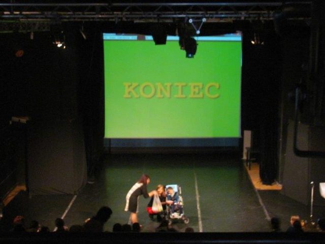 Wręczenie słodkiego poczęstunku