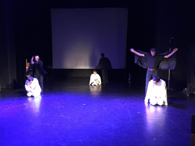 Występ zespołu teatralnego