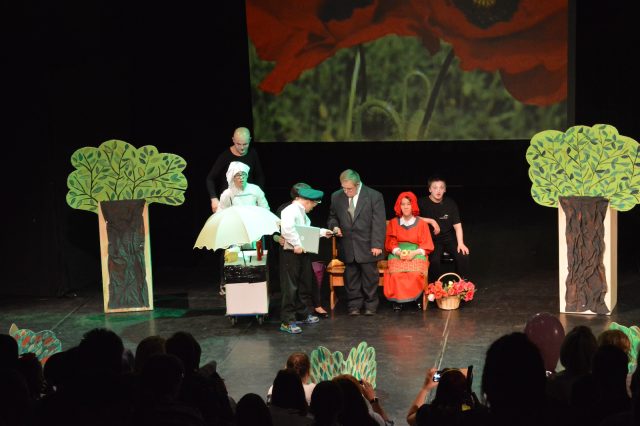 Występ grupy teatralnej