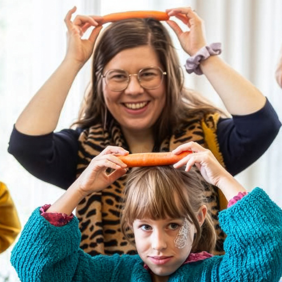 Zdjęcie dziewczynki w trakcie zabawy z opiekunką