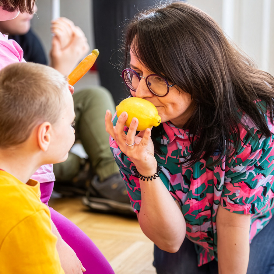 Zdjęcie chłopca w trakcie zabawy z opiekunką