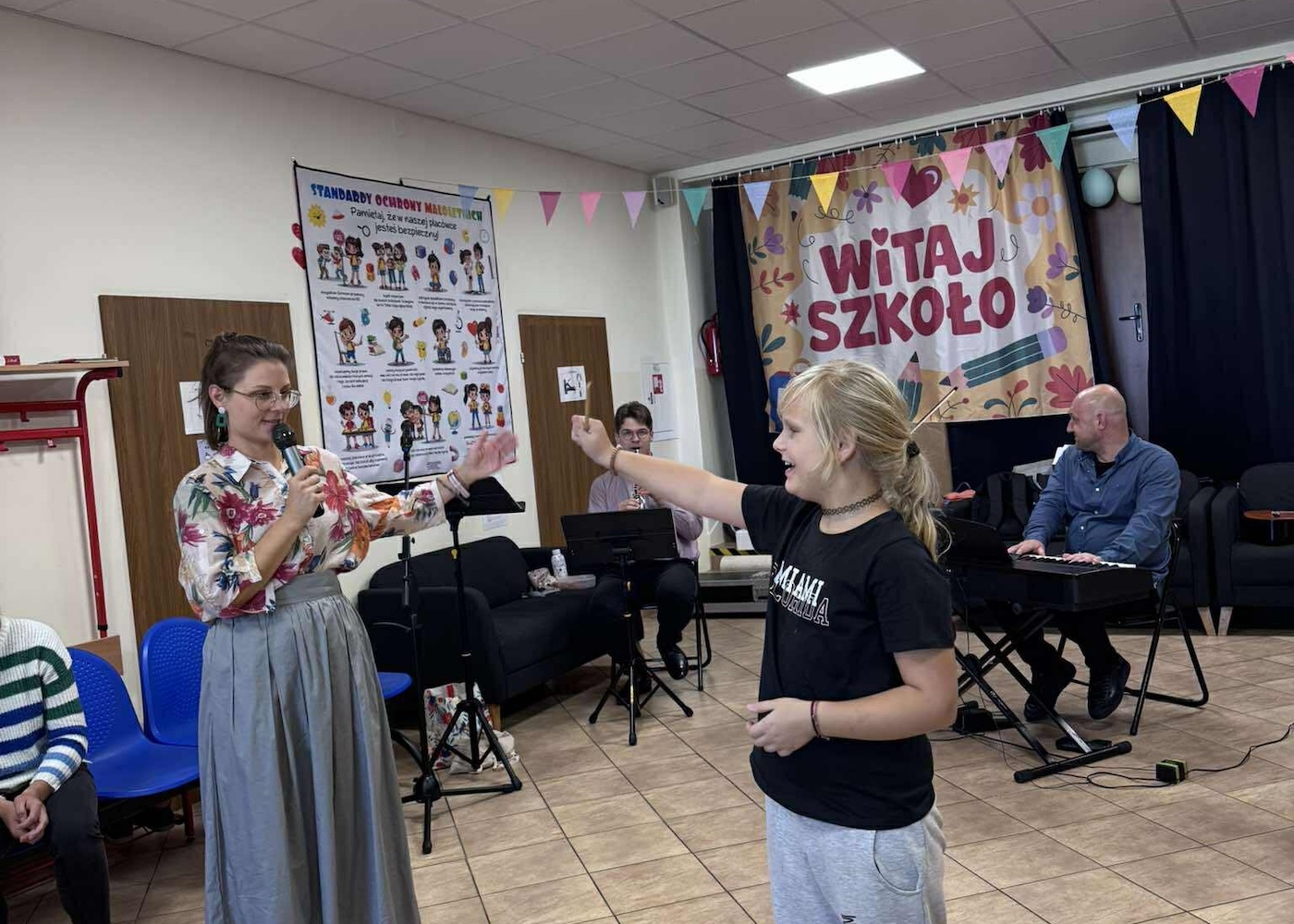 Wspólne granie i śpiewanie podczas spotkania z muzyką