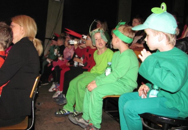 Widownia z wodą mineralną od sponsora