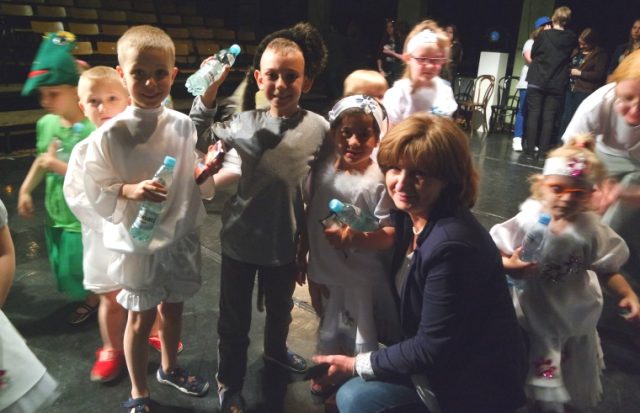 Dzieci z wodą mineralną od sponsora