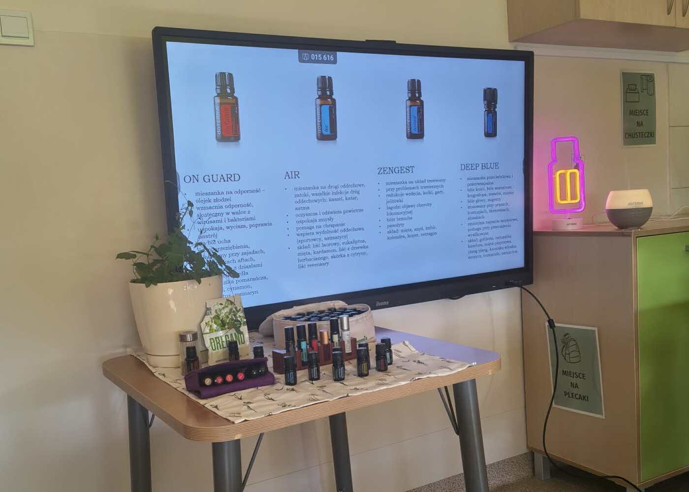 Prezentacja olejków na spotkaniu aromatycznym