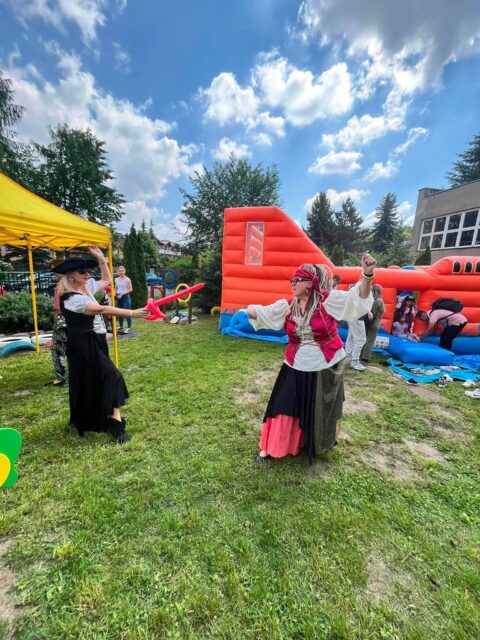 Uczestniczki pikniku podczas balonowej bitwy.