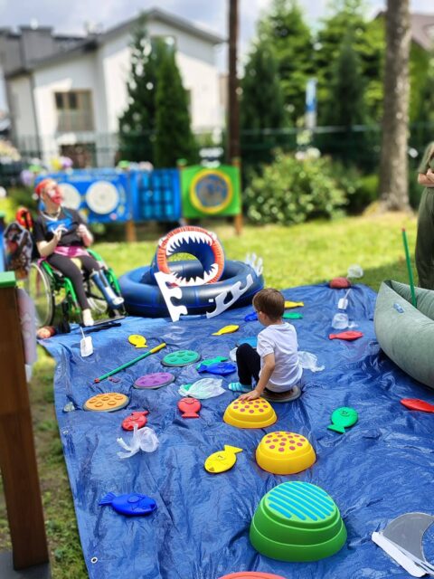 Uczestnik pikniku podczas zabawy.