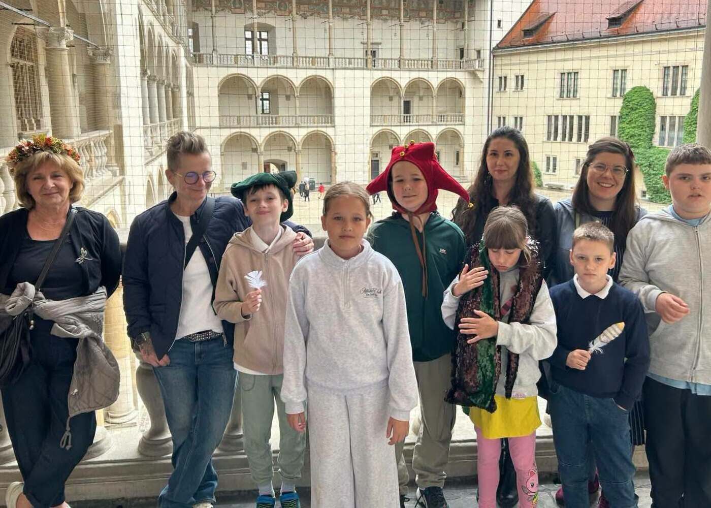 Uczestnicy wycieczki pozują do zdjęcia na Wawelu