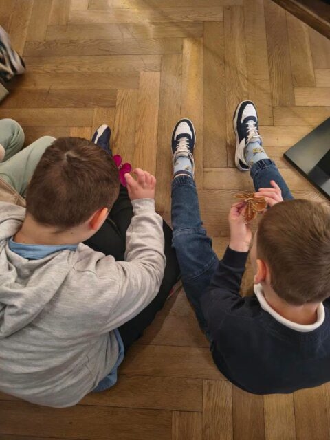 Uczniowie trzymają kolorowe motyle