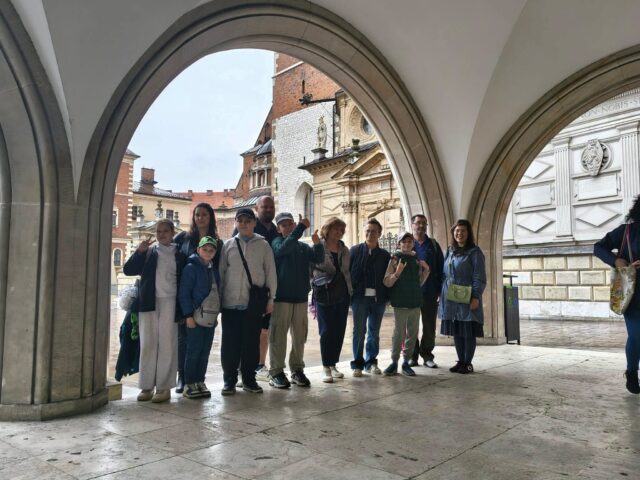 Zdjęcie grupowe uczestników wycieczki na Wawelu