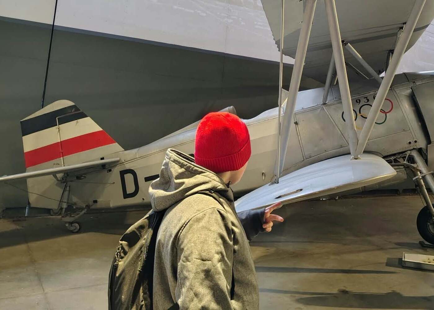 Uczeń podczas zwiedzania Muzeum Lotnictwa
